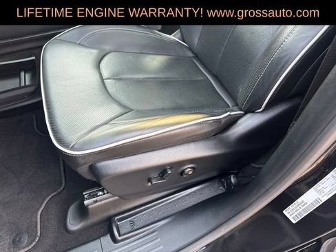 Used 2025 Chrysler Pacifica Limited FWD image 16