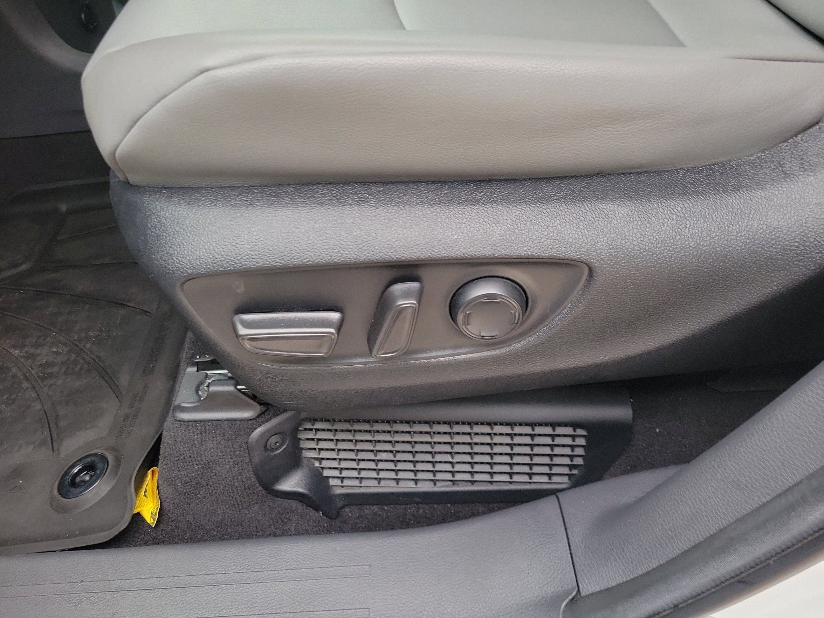 Certified 2024 Toyota Sienna XLE FWD image 10