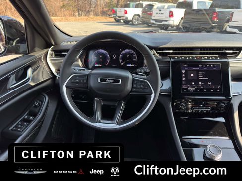 Used 2023 Jeep Grand Cherokee Altitude AWD/4WD image 20