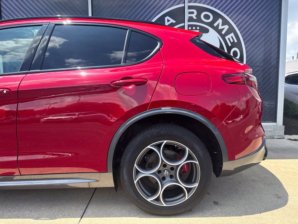 Used 2023 Alfa Romeo Stelvio Ti AWD/4WD image 14
