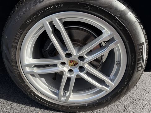 Certified 2019 Porsche Macan image 9