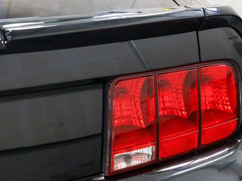 Used 2005 Ford Mustang GT RWD image 33