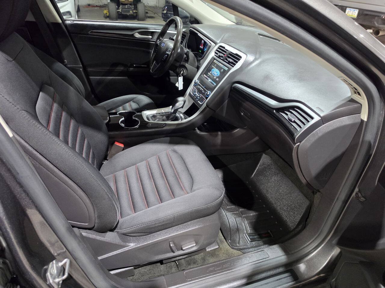 Used 2016 Ford Fusion SE FWD image 31