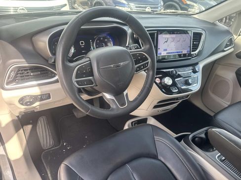 Used 2024 Chrysler Pacifica Touring-L FWD image 19