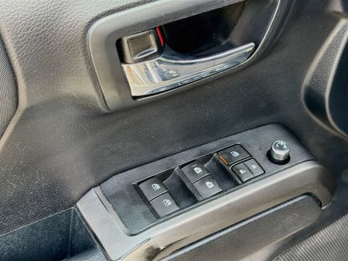 Used 2018 Toyota Tacoma TRD Off-Road AWD/4WD image 18