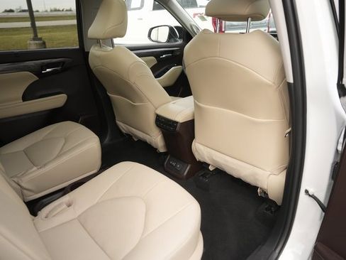 Used 2022 Toyota Highlander Platinum image 15