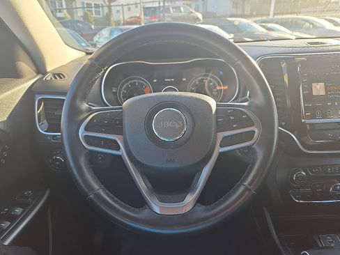 Used 2019 Jeep Cherokee Limited image 19