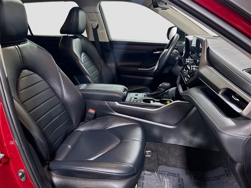 Used 2024 Toyota Highlander XLE image 27