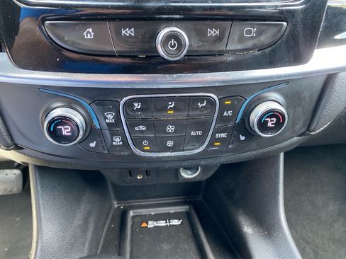Used 2023 Chevrolet Traverse LT FWD image 9