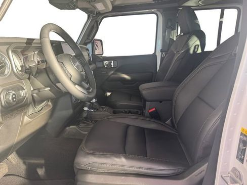 New 2025 Jeep Gladiator Sport image 5