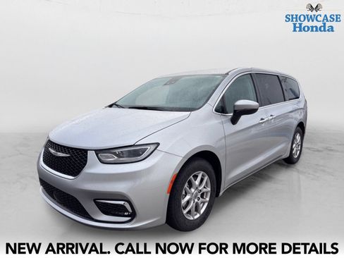 Used 2023 Chrysler Pacifica Touring-L FWD image 2