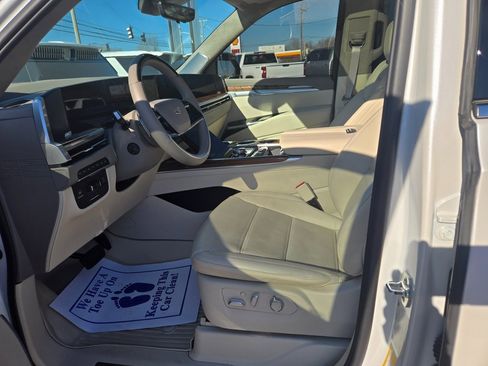 Used 2025 Cadillac Escalade ESV Premium Luxury Platinum image 7