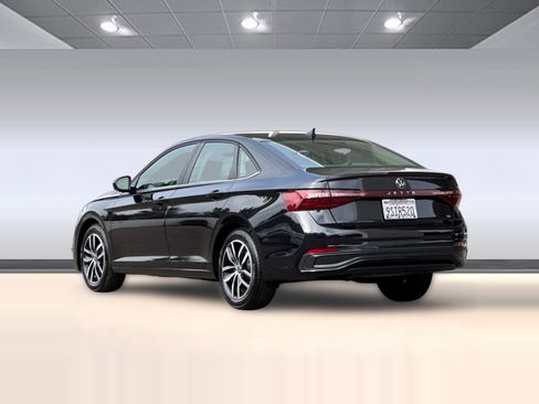 Used 2025 Volkswagen Jetta SE FWD image 3