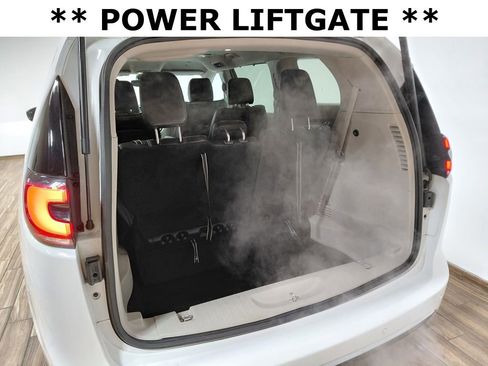 Certified 2024 Chrysler Pacifica Touring-L image 15