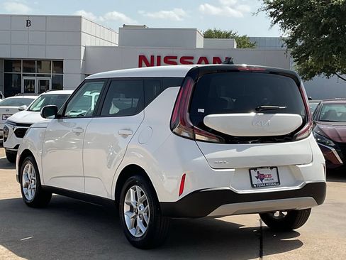 Used 2025 Kia Soul LX w/ LX Technology Package FWD image 6