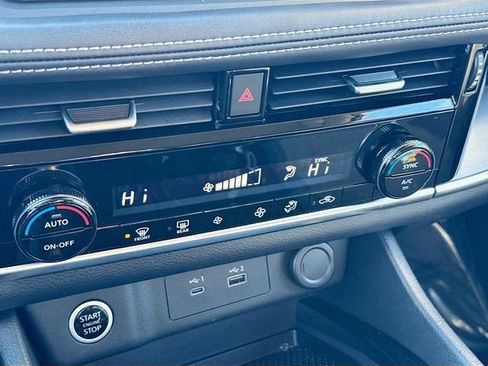 Used 2021 Nissan Rogue SV image 15