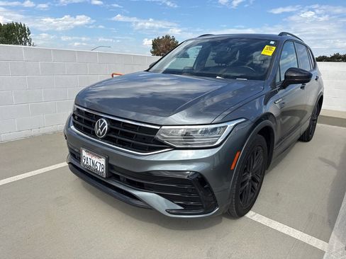 Used 2022 Volkswagen Tiguan SE R-Line image 3