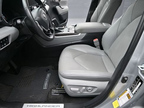 Used 2023 Toyota Highlander Limited image 12