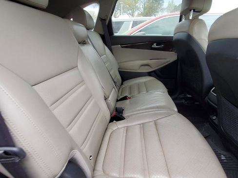 Used 2017 Kia Sorento LX w/ LX Convenience Package image 6