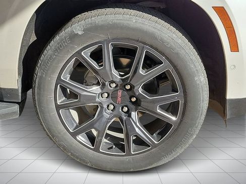 Used 2025 GMC Yukon Denali w/ Advanced Technology Package AWD/4WD image 5