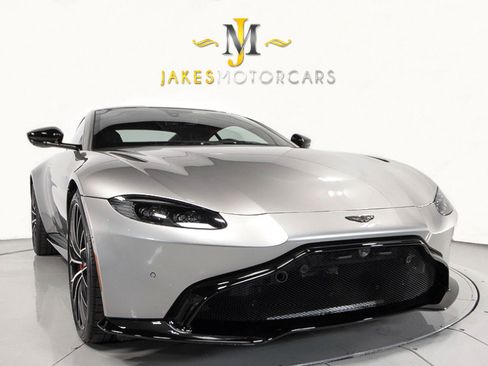 Used 2022 Aston Martin V8 Vantage Coupe image 16