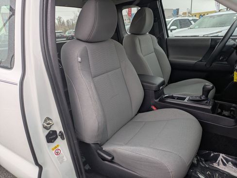 Used 2018 Toyota Tacoma SR image 31