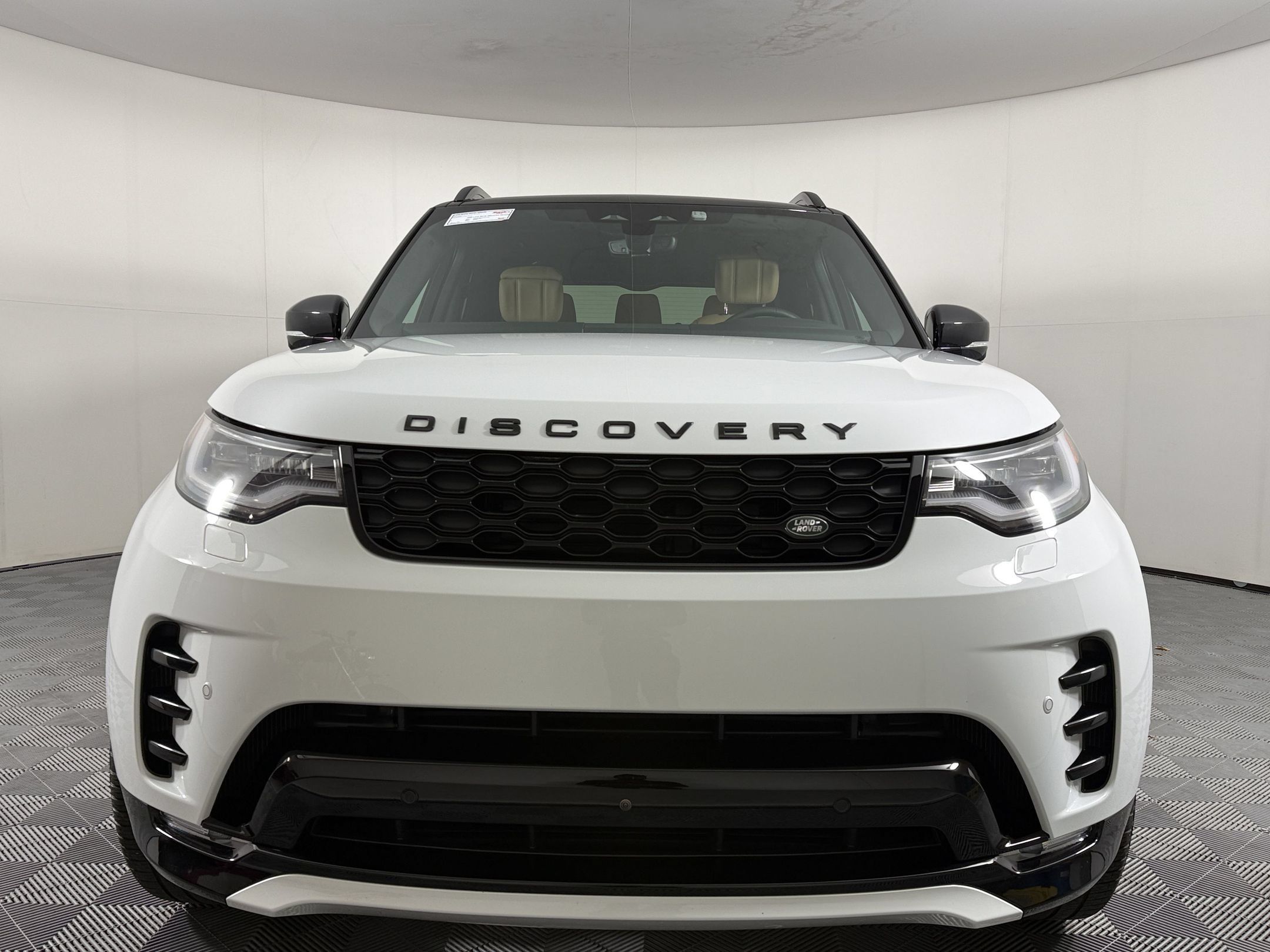Used 2025 Land Rover Discovery Dynamic SE AWD/4WD image 6