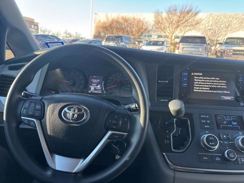 Used 2017 Toyota Sienna LE image 10