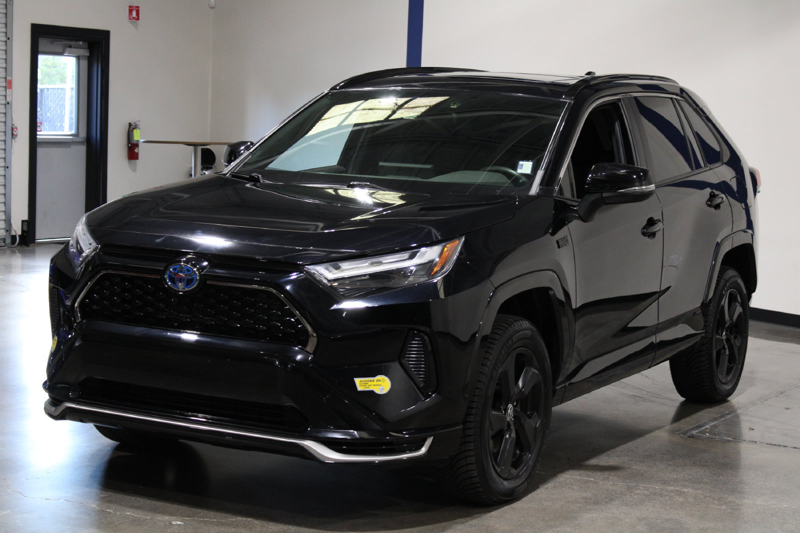 Used 2022 Toyota RAV4 SE w/ Weather & Moonroof Package AWD/4WD image 8