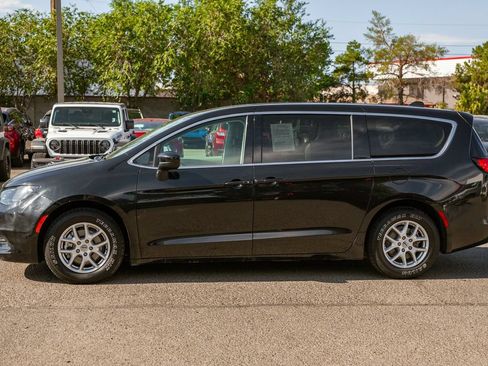 Used 2022 Chrysler Voyager LX FWD image 8