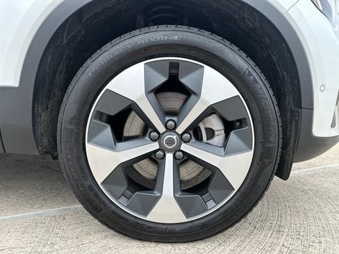 Certified 2025 Volvo XC40 B5 Plus AWD/4WD image 11