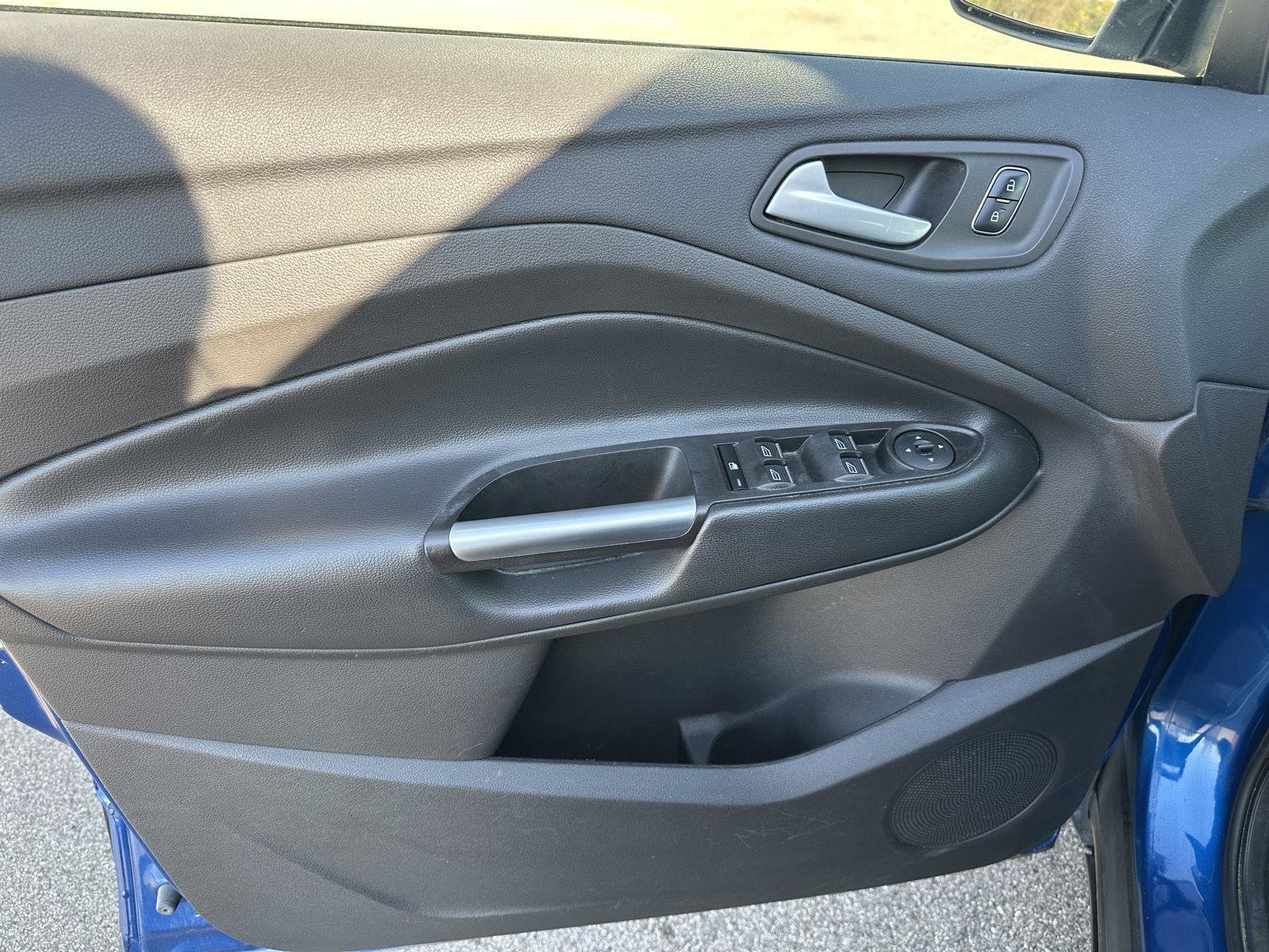 Used 2017 Ford Escape SE w/ Equipment Group 201A FWD image 10