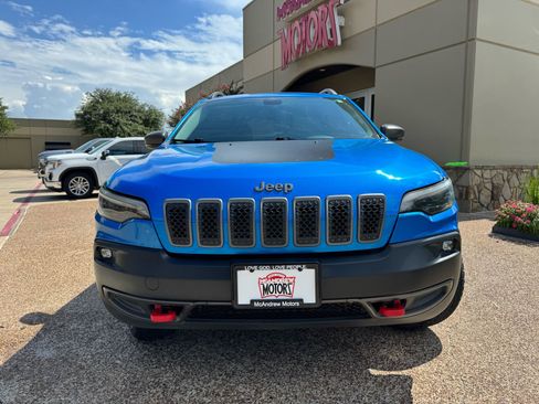 Used 2019 Jeep Cherokee Trailhawk AWD/4WD image 3