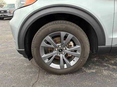 Used 2023 Ford Explorer XLT w/ Equipment Group 202A AWD/4WD image 12