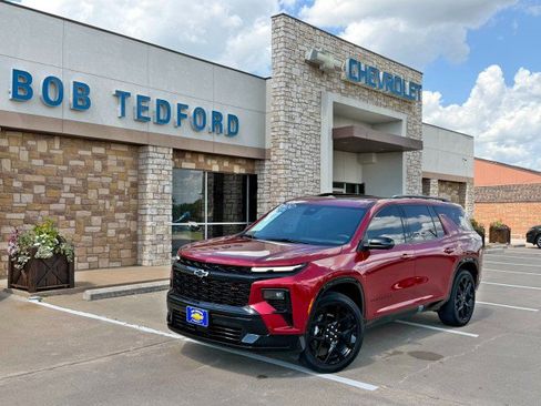 Used 2024 Chevrolet Traverse RS FWD image 1