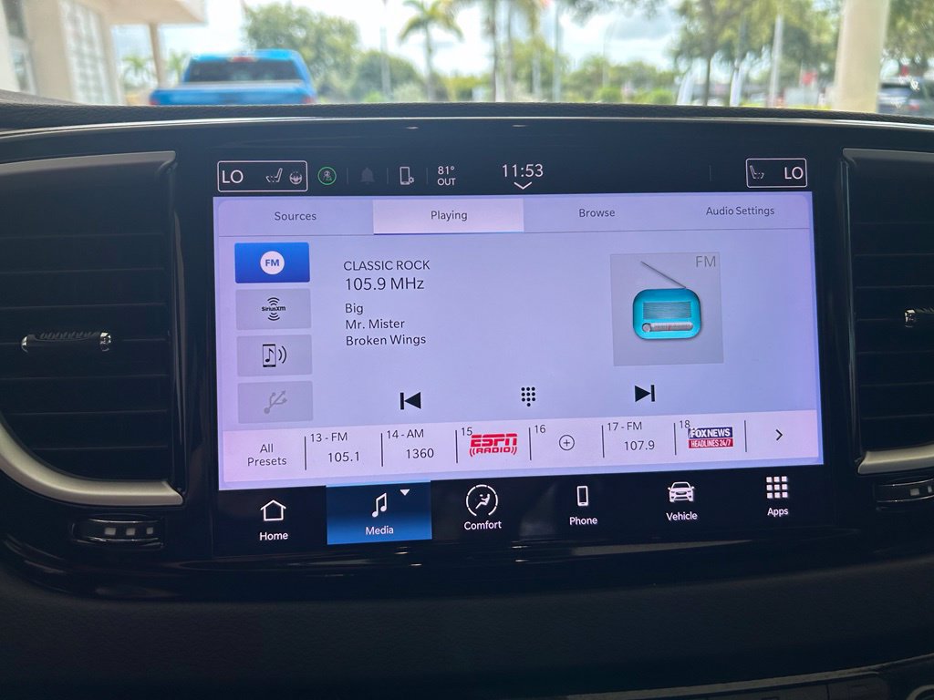 Used 2024 Chrysler Pacifica Touring-L FWD image 8