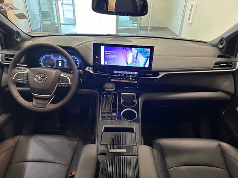 Certified 2026 Toyota Sienna XLE Woodland Edition image 10