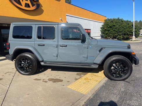Used 2025 Jeep Wrangler Unlimited Sahara AWD/4WD image 3