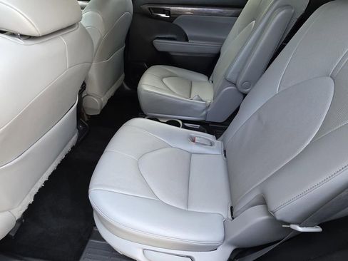 Used 2023 Toyota Highlander Limited image 10
