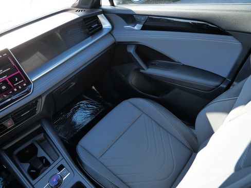 Certified 2025 Volkswagen Tiguan SE R-Line image 11