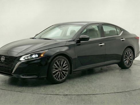 Used 2025 Nissan Altima 2.5 SV FWD image 3