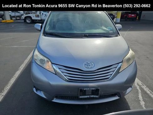 Used 2017 Toyota Sienna LE image 7