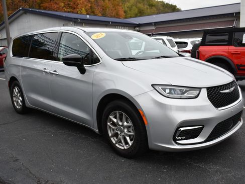 Used 2024 Chrysler Pacifica Touring-L image 3