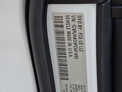 Certified 2023 Jeep Grand Cherokee Altitude AWD/4WD image 32