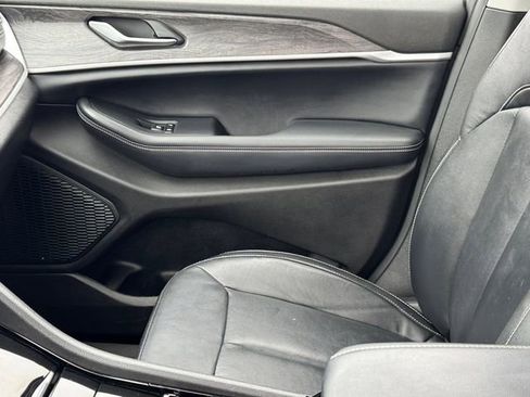 Certified 2023 Jeep Grand Cherokee L Limited w/ Trailer Tow Group (B) image 15