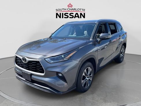 Used 2021 Toyota Highlander XLE FWD image 3