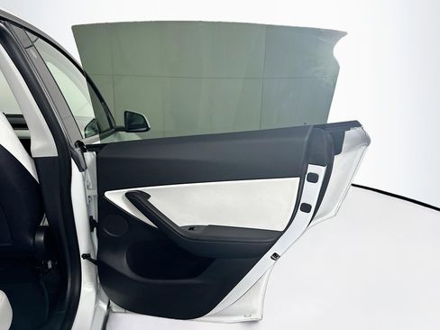 Used 2021 Tesla Model Y Long Range image 30