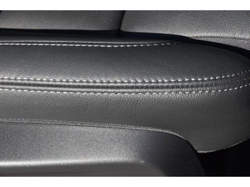 Certified 2025 Volvo XC40 B5 Ultra w/ Protection Package Premier image 34