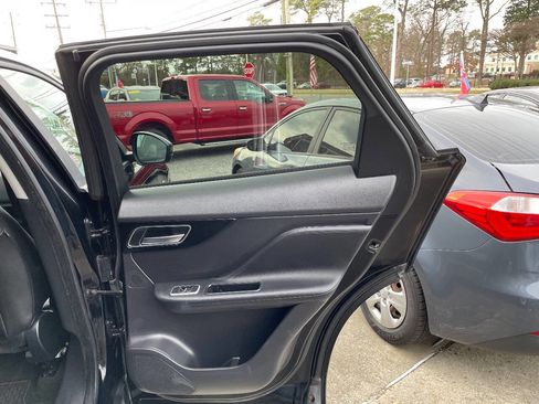 Used 2018 Jaguar F-PACE image 23