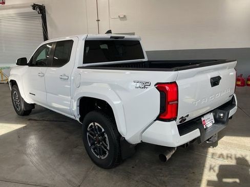 Used 2025 Toyota Tacoma TRD Sport w/ TRD Sport Upgrade Package image 4